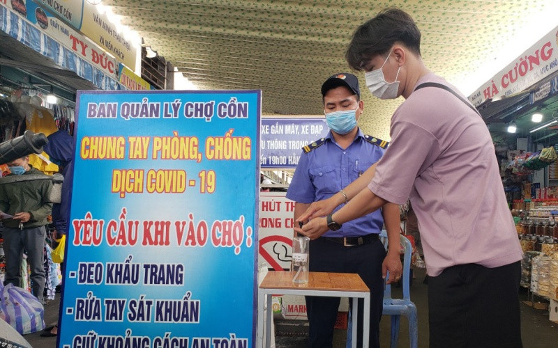 Người dân nghiêm túc thực hiện quy định khi ra, vào chợ.