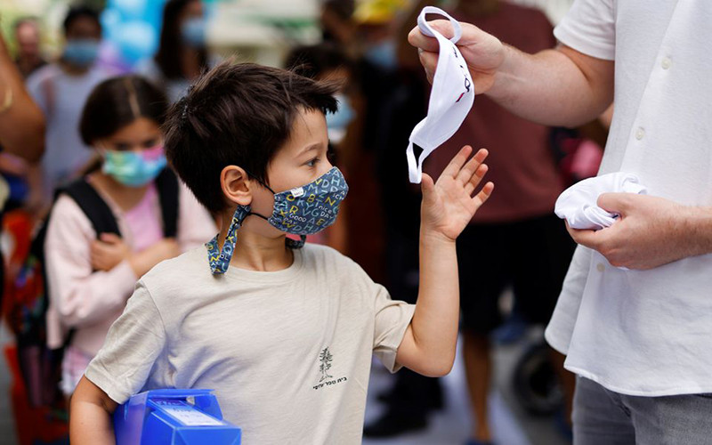 Học sinh quay trở lại Trường tiểu học Arazim, tại Israel, ngày 1/9/2021, sau kỳ nghỉ hè. (Ảnh: Reuters)