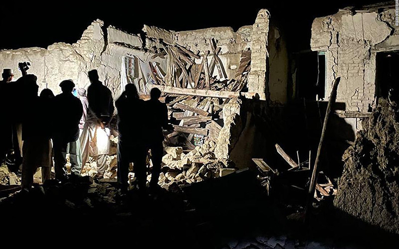 Nỗ lực tìm kiếm và cứu nạn vẫn tiếp diễn xuyên đêm. (Ảnh: Anadolu Agency/Getty Images)