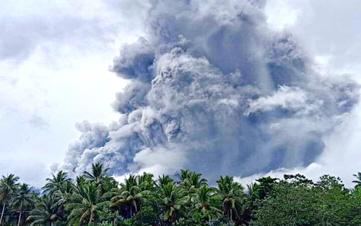 Núi lửa Bulusan phun tro bụi. (Ảnh: BICOL EXPRESS NEWS)