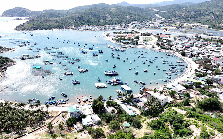 Vịnh Vĩnh Hy ở xã Vĩnh Hải, huyện Ninh Hải, một điểm tham quan, nghỉ dưỡng thu hút nhiều du khách của tỉnh Ninh Thuận. (Ảnh NGUYỄN TRUNG)