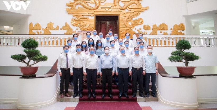 Thủ tướng Phạm Minh Chính chụp ảnh cùng lãnh đạo Đài Tiếng nói Việt Nam. (Ảnh: VOV)