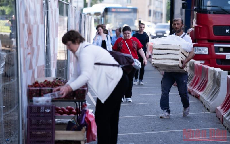 Bán hoa quả trên phố ở thủ đô Moskva, Nga. (Ảnh: Thanh Thể)