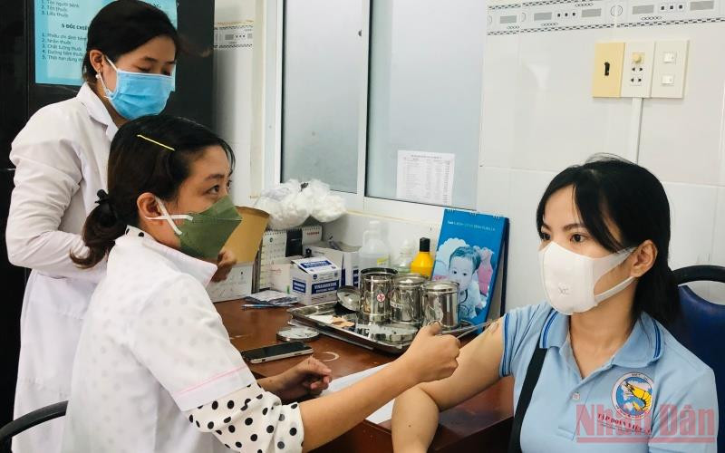 Trung tâm Kiểm soát Bệnh tật tỉnh Bạc Liêu đẩy nhanh tiêm vaccine phòng Covid-19 cho người dân. (Ảnh: Trọng Duy)
