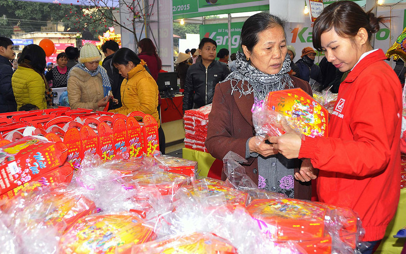 Người dân huyện Ứng Hòa (Hà Nội) mua sắm tại Chợ Tết Hapro 2020.