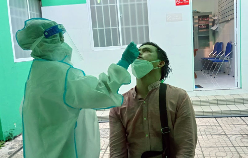 Lấy mẫu xét nghiệm Covid-19 cho người dân tại TP Hồ Chí Minh.