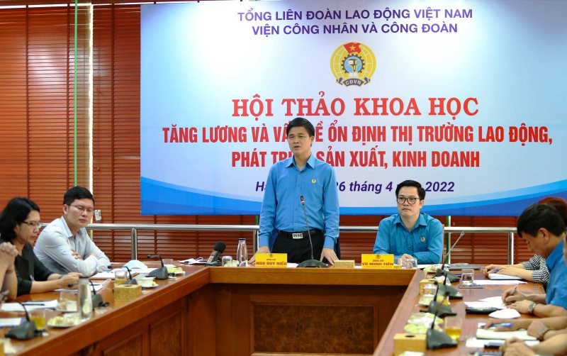 Phó Chủ tịch Tổng Liên đoàn Lao động Việt Nam Ngọ Duy Hiểu phát biểu tại Hội thảo.