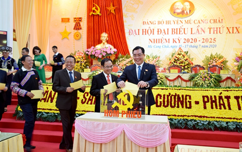 Bỏ phiếu bầu trực tiếp Bí thư Huyện ủy tại Đại hội 