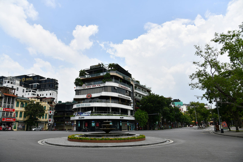 Hà Nội những ngày này trở nên vắng vẻ, yên tĩnh hơn thường lệ.