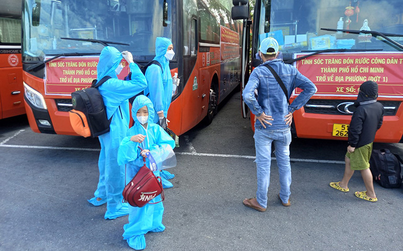 Công dân Sóc Trăng được đón về quê tại bến xe Miền Tây, TP Hồ Chí Minh.