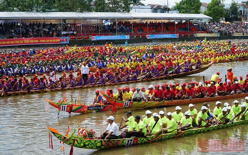 Đua ghe Ngo là một trong những nội dung thu hút đông đảo đồng bào tham dự, cổ vũ trong Lễ hội Oóc Om Bóc.