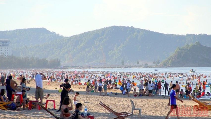 Biển Cửa Lò chật kín du khách trong dịp nghỉ lễ 30/4 và 1/5