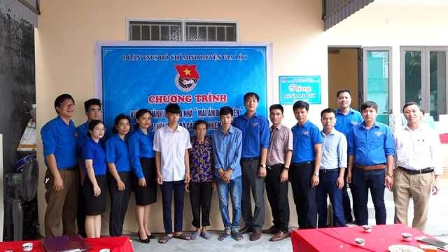 Cán bộ Huyện đoàn Gia lộc bàn giao “mái ấm đoàn viên” cho gia đình em Vũ Xuân Sô.