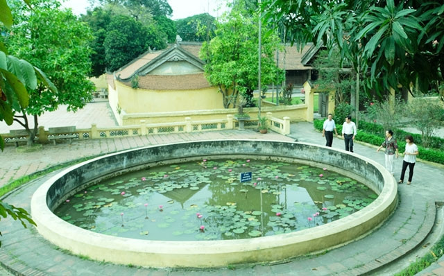 * Khách đến tham quan ao Mắt Rồng và Đình làng Đông Ngạc. Ảnh: NGUYỄN HOÀNG VIỆT