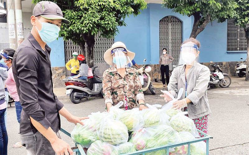 Người dân phường 11, quận Tân Bình nhận combo trái cây.