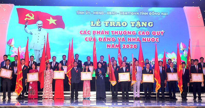 Phó Chủ tịch nước Đặng Thị Ngọc Thịnh trao các phần thưởng cao quý của Đảng và Nhà nước cho các cá nhân, tập thể.