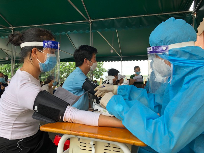 Tiêm vaccine cho người dân TP Thuận An, tỉnh Bình Dương.