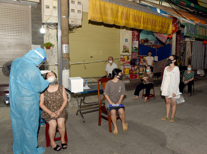 Lấy mẫu xét nghiệm cho toàn bộ người dân TP Vinh để bóc tách F0 ra khỏi cộng đồng.