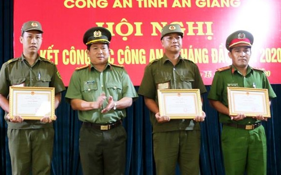 Khen thưởng ba chiến sĩ công an dũng cảm cứu người