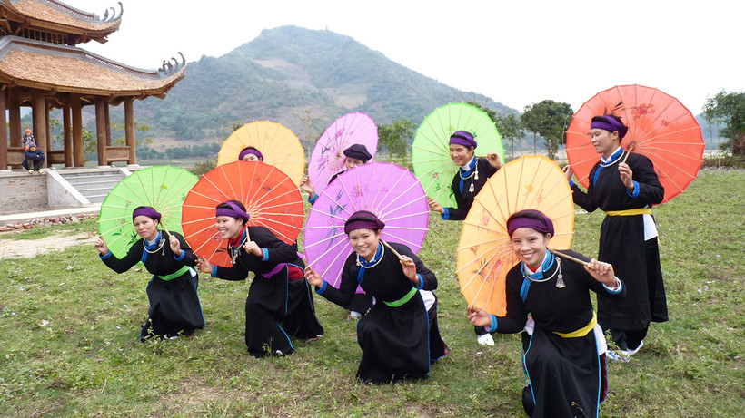 Đội văn nghệ Trung Đô (Bắc Hà, Lào Cai) tổ chức múa hát trong hội xuân.