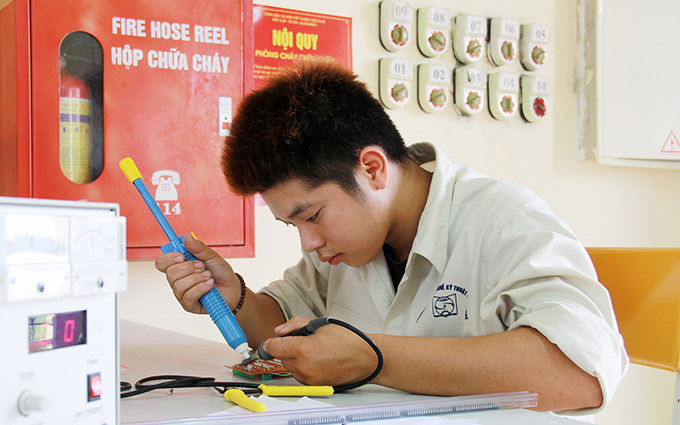 Đào tạo nghề điện tử - điện lạnh tại Trường cao đẳng nghề Kỹ thuật Công nghệ (Ảnh minh họa: HTTC).