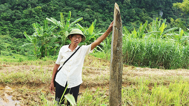 Chiếc cột đá được coi là dấu tích ngôi mộ cổ.