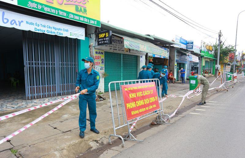 Lực lượng chức năng gỡ phong tỏa đoạn đường Ngô Quyền, TP Long Khánh.