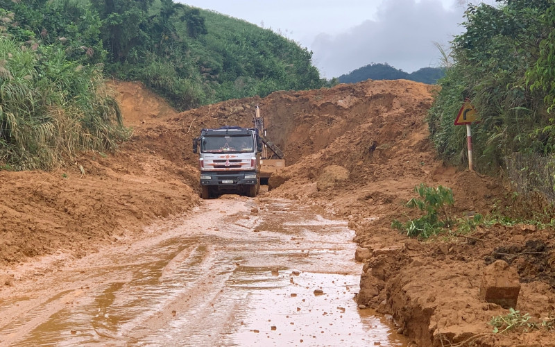 Tuyến đường Trường Sơn Đông, đoạn qua xã Sơn Long, huyện miền núi Sơn Tây (Quảng Ngãi) bị sạt lở nghiêm trọng, gây ách tắc giao thông. 