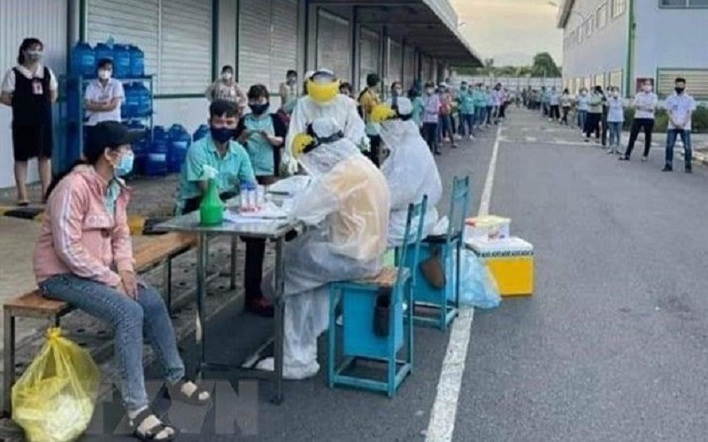 Cơ quan y tế lấy mẫu xét nghiệm SARS-CoV-2 cho công nhân Công ty TNHH sản xuất giày Uy Việt cơ sở tại Khu công nghiệp Đô thị Sonadezi Châu Đức. (Ảnh: TTXVN)