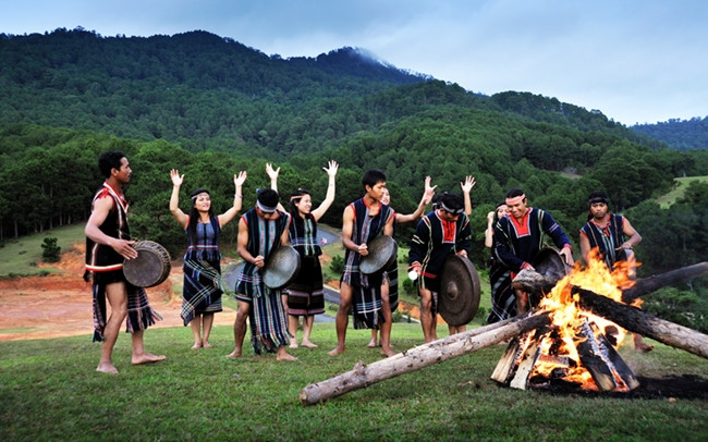 Tiếng chiêng hòa quyện ngọn lửa trên cao nguyên.