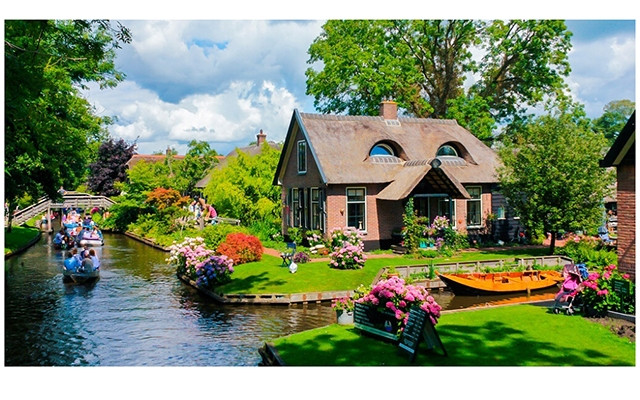 Ngôi làng nhỏ Giethoorn (thuộc tỉnh Overijssel, Hà Lan) được ví von như “Venice” thu nhỏ, với hệ thống kênh đào cùng hàng trăm cây cầu gỗ cổ kính.