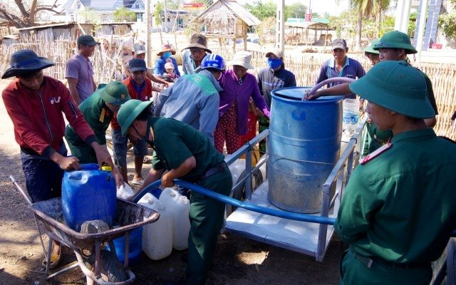 Gần 200 hộ dân ở hai thôn Dân Hiệp và Dân Lễ, xã Thuận Hòa, huyện Hàm Thuận Bắc được Bộ CHQS tỉnh Bình Thuận cấp nước sinh hoạt miễn phí.