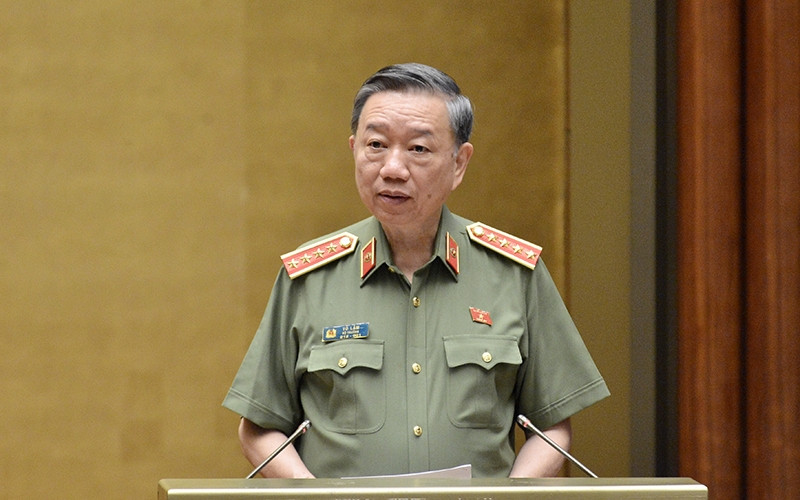 Bộ trưởng Công an Tô Lâm thừa ủy quyền của Thủ tướng Chính phủ trình bày Tờ trình Luật Cư trú (sửa đổi). Ảnh: QUANG HOÀNG.