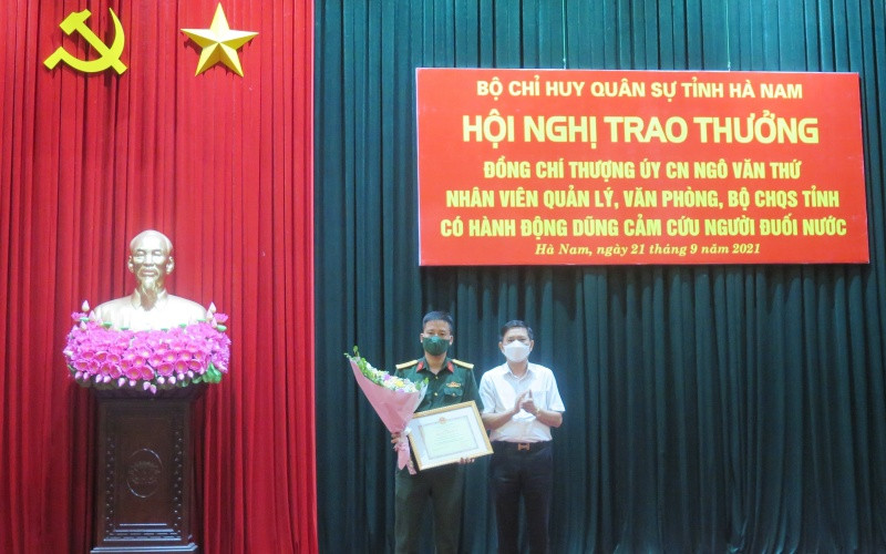 Đồng chí Trần Xuân Dưỡng, Phó Chủ tịch UBND tỉnh trao Bằng khen cho Thượng úy Ngô Văn Thứ.