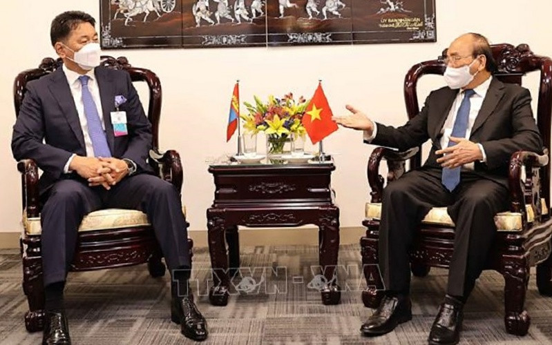 Chủ tịch nước Nguyễn Xuân Phúc (bên phải) tiếp Tổng thống Mông Cổ Ukhnaa Khurelsukh. (Ảnh: TTXVN).