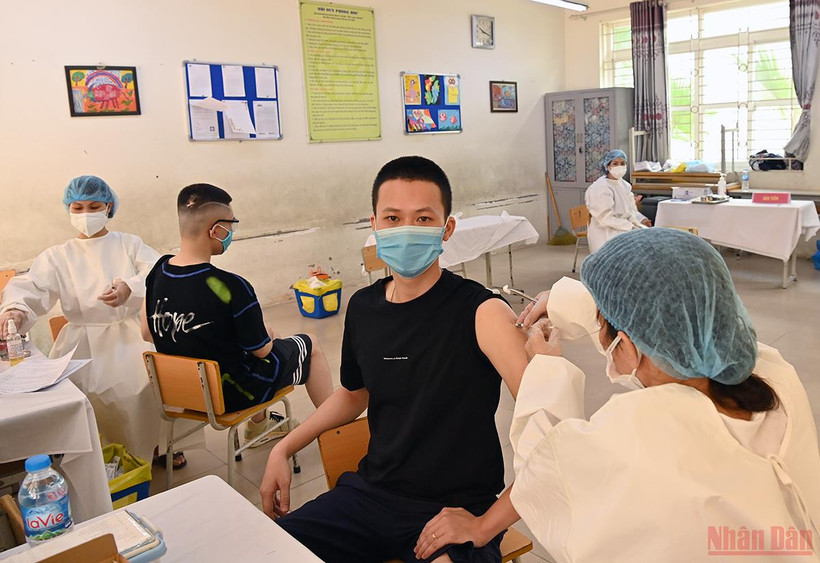 Tiêm ngừa Covid-19 cho người dân. (Ảnh: DUY LINH)