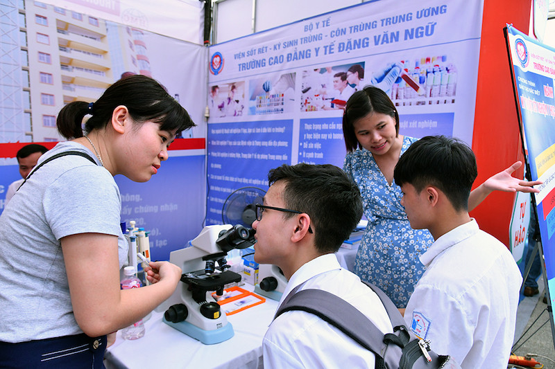 Tư vấn tuyển sinh cho các thí sinh trong mùa thi 2020. (Ảnh: DUY LINH).