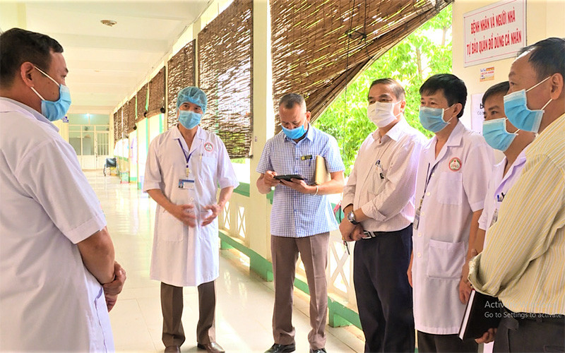 Lãnh đạo Sở Y tế tỉnh Đắk Lắk kiểm tra cơ sở vật chất phục vụ công tác cách ly và đều trị cho bệnh nhân Covid-19 tại Bệnh viện lao phổi Đắk Lắk. 