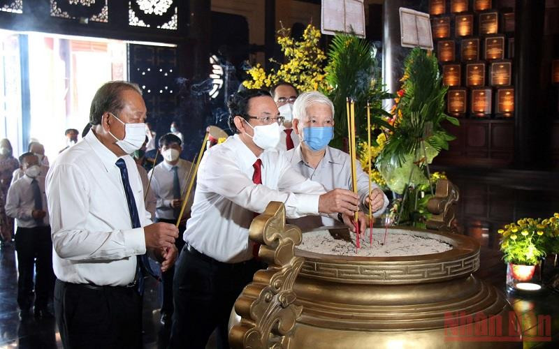 Các đại biểu dâng hương tại Đền tưởng niệm.