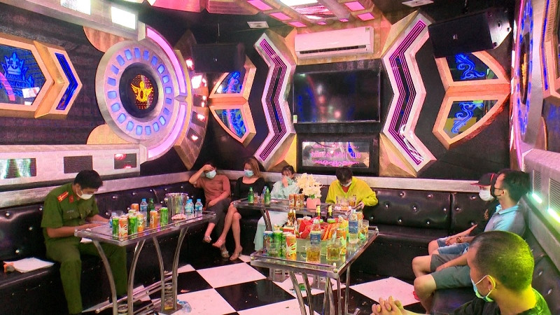 Cơ quan chức năng lập biên bản quán karaoke Night Club vi phạm quy định phòng, chống dịch.