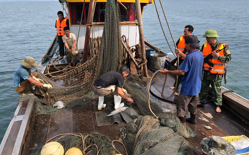 Lực lượng chức năng Hà Tĩnh xử lý tàu giã cào vi phạm.