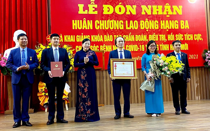 Trường đại học Y - Dược Thái Nguyên đón nhận Huân chương Lao động hạng Ba.