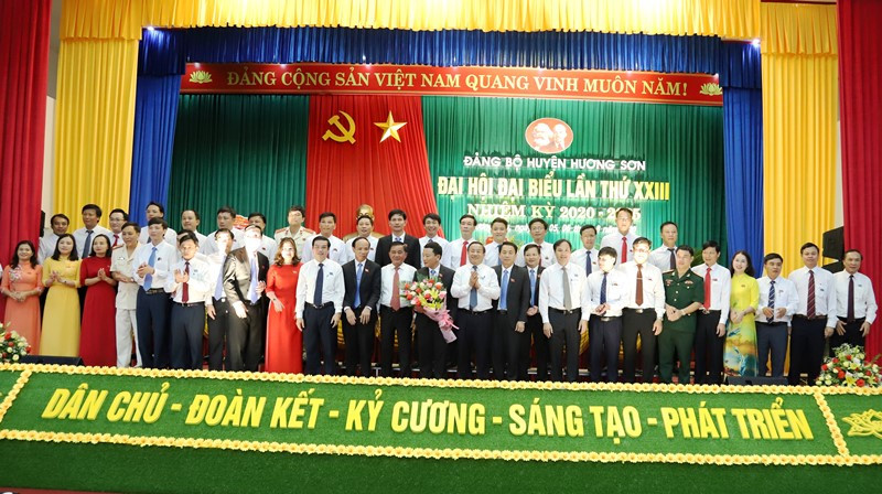 Đồng chí Trần Cẩm Tú cùng lãnh đạo tỉnh Hà Tĩnh tặng hoa chúc mừng Ban Chấp hành Đảng bộ huyện Hương Sơn, khóa XXIII.