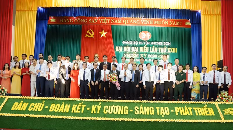 Đồng chí Trần Cẩm Tú cùng lãnh đạo tỉnh Hà Tĩnh tặng hoa chúc mừng Ban Chấp hành Đảng bộ huyện Hương Sơn, khóa XXIII.