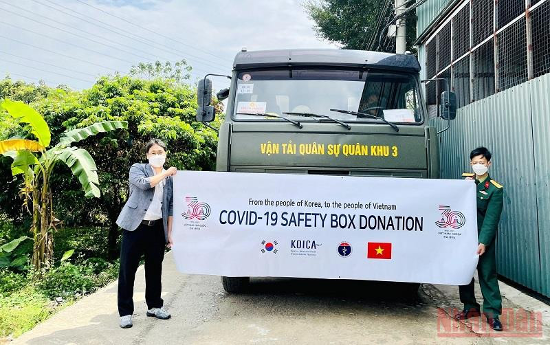 KOICA bàn giao 200 nghìn hộp an toàn cho Viện Vệ sinh dịch tễ Trung ương.