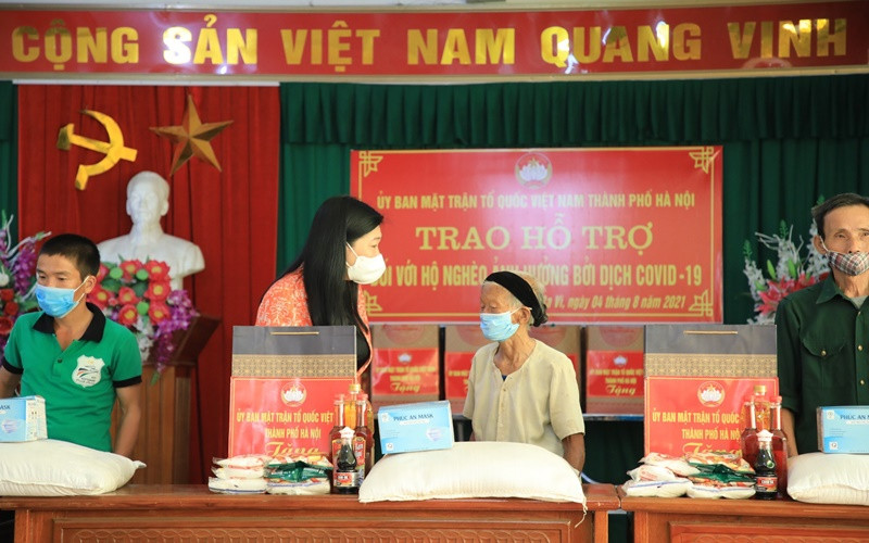 Lãnh đạo Mặt trận Tổ quốc TP Hà Nội tặng quà các hộ nghèo tại xã Yên Bài, huyện Ba Vì.