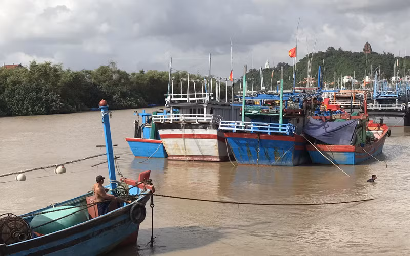 Các tàu thuyền về nơi neo đậu, tránh trú bão. 