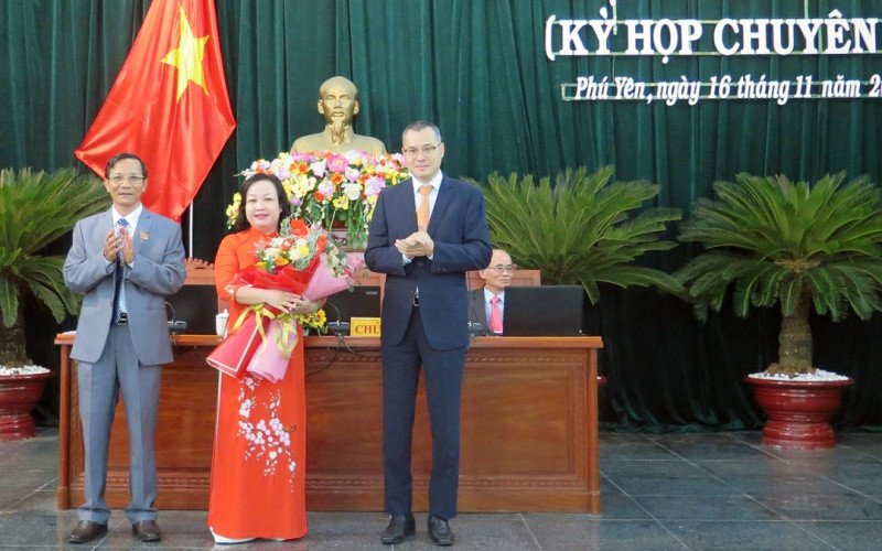 Lãnh đạo Tỉnh ủy và HĐND tỉnh Phú Yên tặng hoa chúc mừng đồng chí Cao Thị Hòa An, Phó Bí thư Thường trực Tỉnh ủy được bầu giữ chức Chủ tịch HĐND tỉnh Phú Yên. 