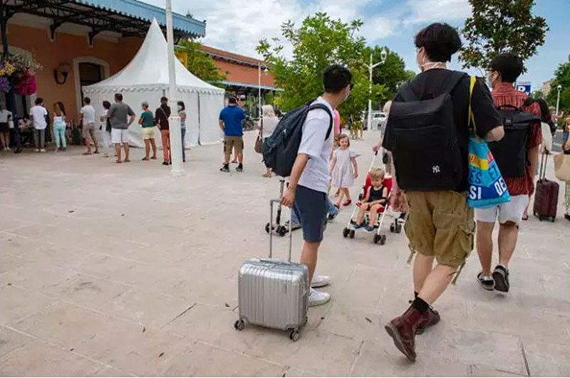 Nhiều người xếp hàng chờ xét nghiệm tại một trung tâm xét nghiệm sàng lọc tại tỉnh Gironde ở tây nam nước Pháp ngày 22-7. Ảnh: Le Monde. 