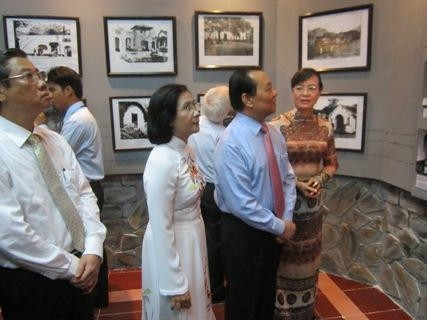 Các đồng chí lãnh đạo TP Hồ Chí Minh tham quan triển lãm.